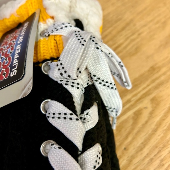 Boston Bruins Official NHL Skater Socks -NWT - Picture 3 of 7